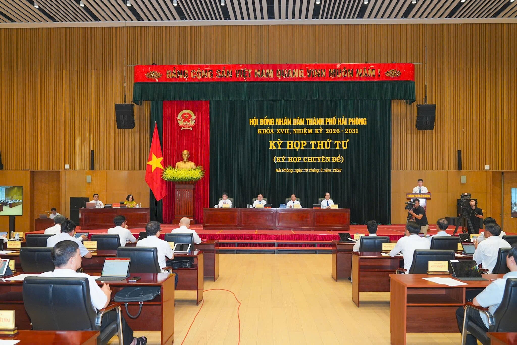 Quang cảnh kỳ họp thứ 4