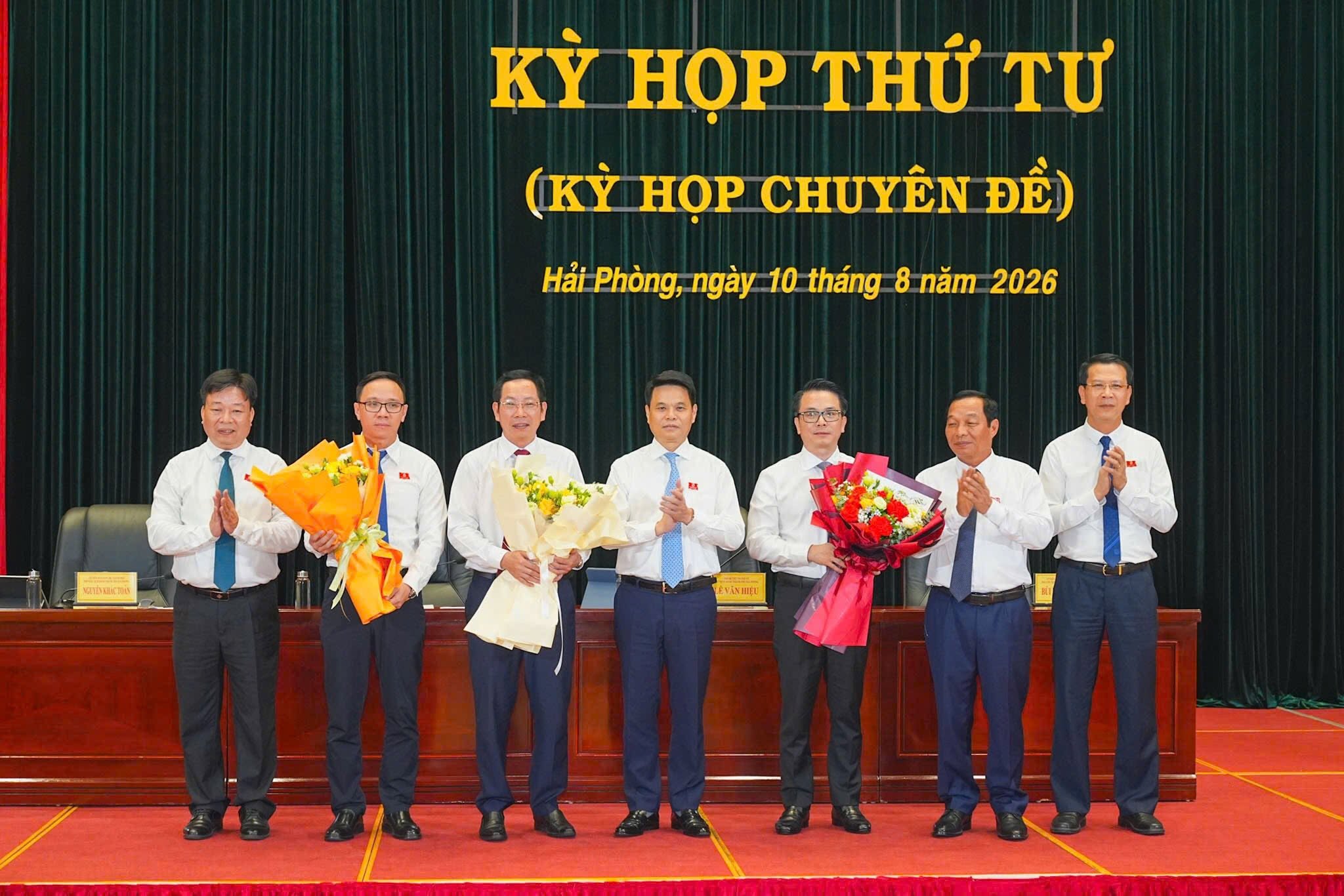 Ông Lê Ngọc Châu, Bí thư Thành ủy Hải Phòng và Thường trực HĐND thành phố tặng hoa chúc mừng các đồng chí được bầu bổ sung các chức danh