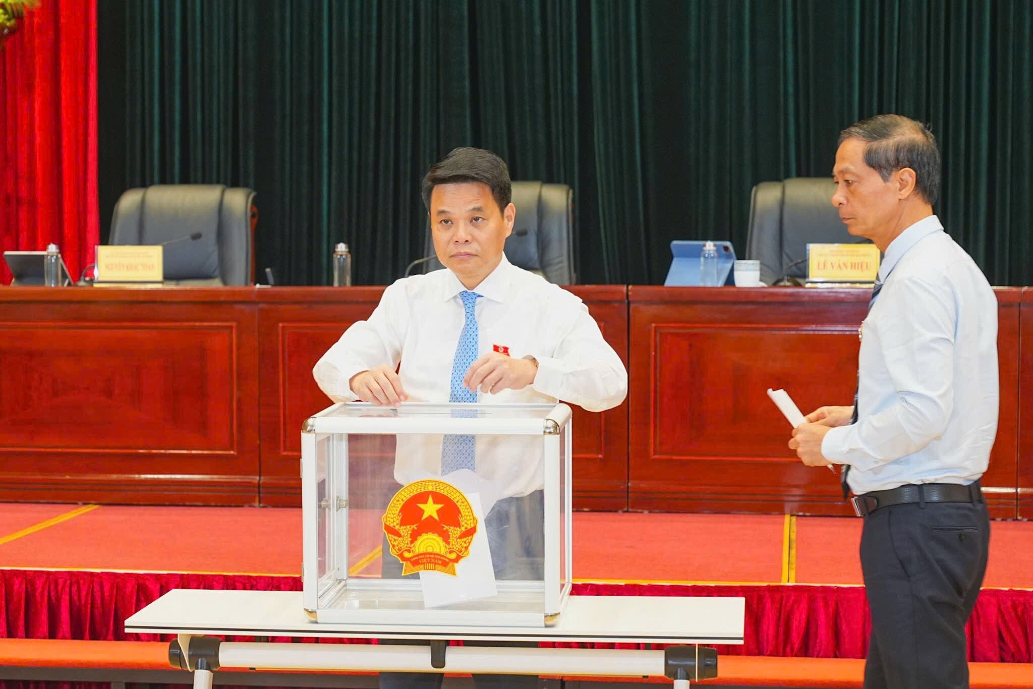 Các đại biểu bỏ phiếu bầu tại Kỳ họp