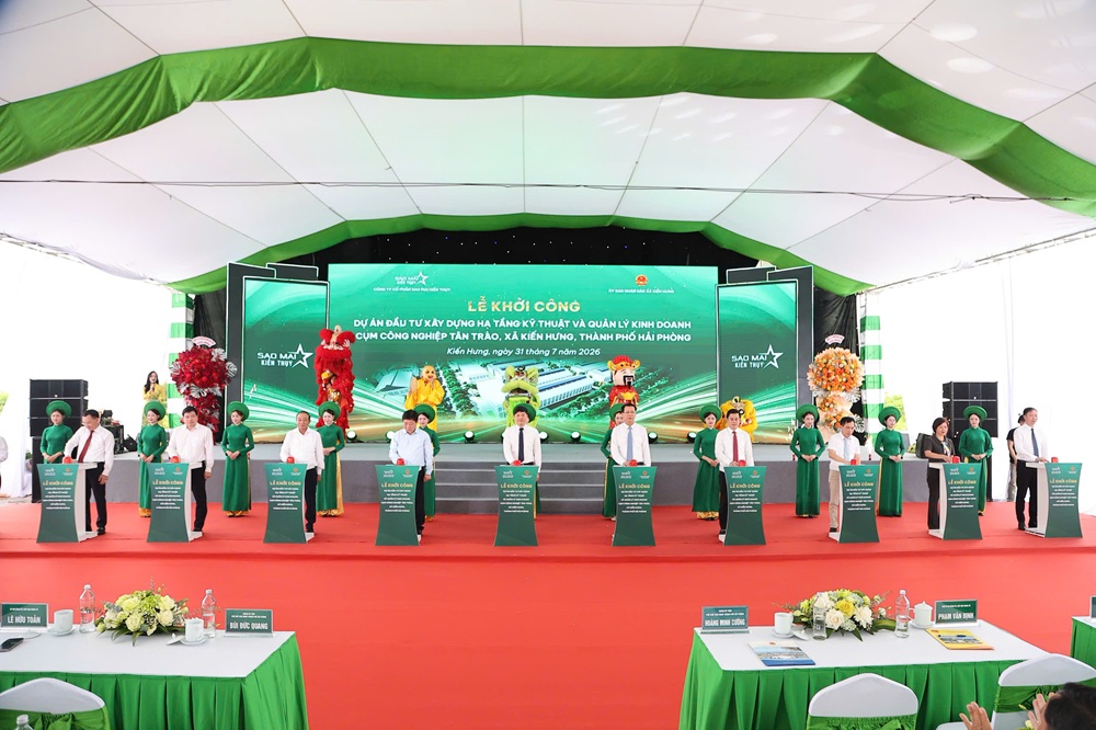 C&aacute;c đại biểu thực hiện nghi thức nhấn n&uacute;t khởi c&ocirc;ng Dự &aacute;n Đầu tư x&acirc;y dựng hạ tầng kỹ thuật v&agrave; quản l&yacute; kinh doanh cụm c&ocirc;ng nghiệp T&acirc;n Tr&agrave;o