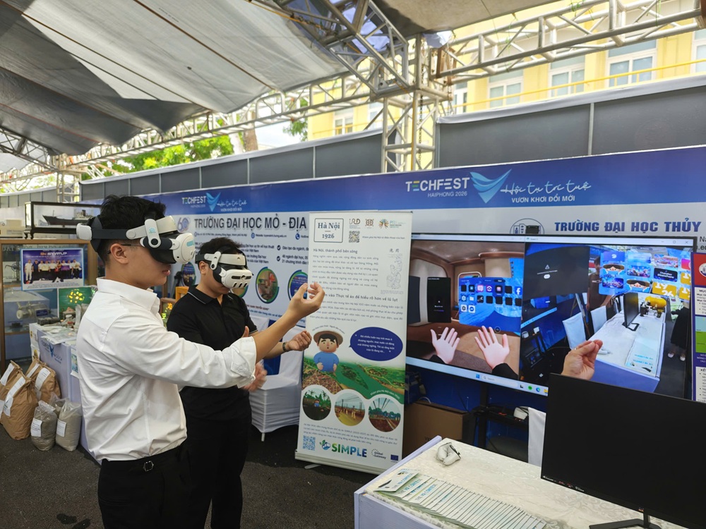 Giới thiệu sản phẩm c&ocirc;ng nghệ tại Techfest Hải Ph&ograve;ng 2026. Ảnh: Thanh Sơn