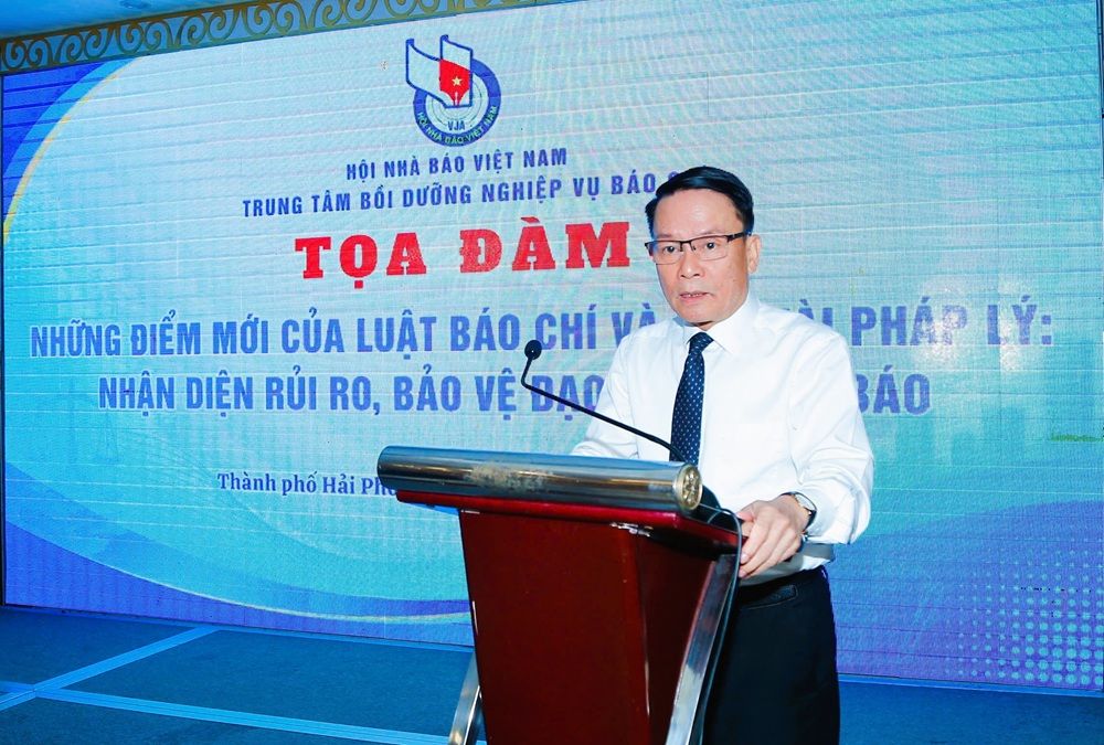&Ocirc;ng Nguyễn Đức Lợi, Ph&oacute; chủ tịch Thường trực Hội Nh&agrave; b&aacute;o Việt Nam ph&aacute;t biểu khai mạc Tọa đ&agrave;m. Ảnh: Thanh Sơn