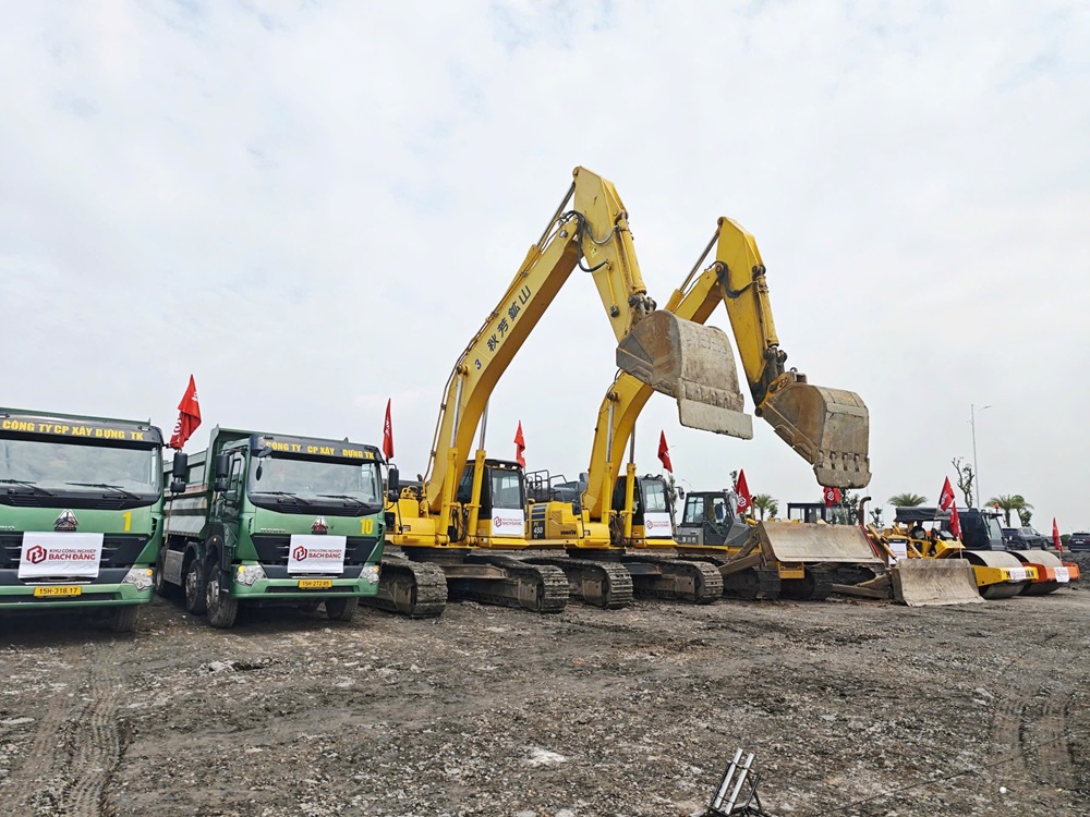 M&aacute;y m&oacute;c sẵn s&agrave;ng khởi c&ocirc;ng Dự &aacute;n. Ảnh: Thanh Sơn