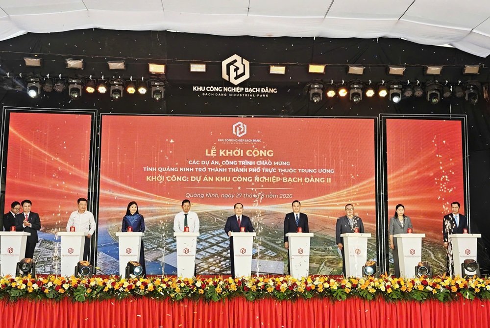 &Ocirc;ng Quản Minh Cường, B&iacute; thư Tỉnh ủy Quảng Ninh c&ugrave;ng c&aacute;c đại biểu ấn n&uacute;t khởi c&ocirc;ng Dự &aacute;n Đầu tư kinh doanh cơ sở hạ tầng Khu c&ocirc;ng nghiệp Bạch Đằng II tại phường Li&ecirc;n H&ograve;a