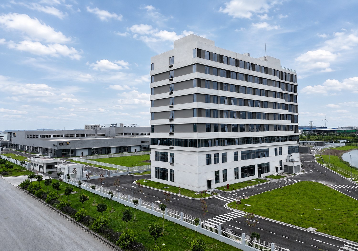 Chuyển đổi xanh, tuần ho&agrave;n v&agrave; ph&aacute;t triển bền vững l&agrave; định hướng của KCN Nam Đ&igrave;nh Vũ. Ảnh: Sao Đỏ