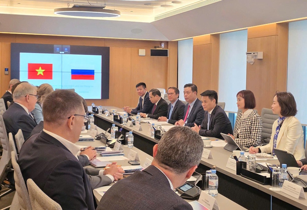 Ông Lê Ngọc Châu, Ủy viên Trung ương Đảng, Bí thư Thành ủy, Trưởng Đoàn đại biểu Quốc hội thành phố Hải Phòng dẫn đầu làm việc với Tập đoàn Novatek của Nga. Ảnh: BHP