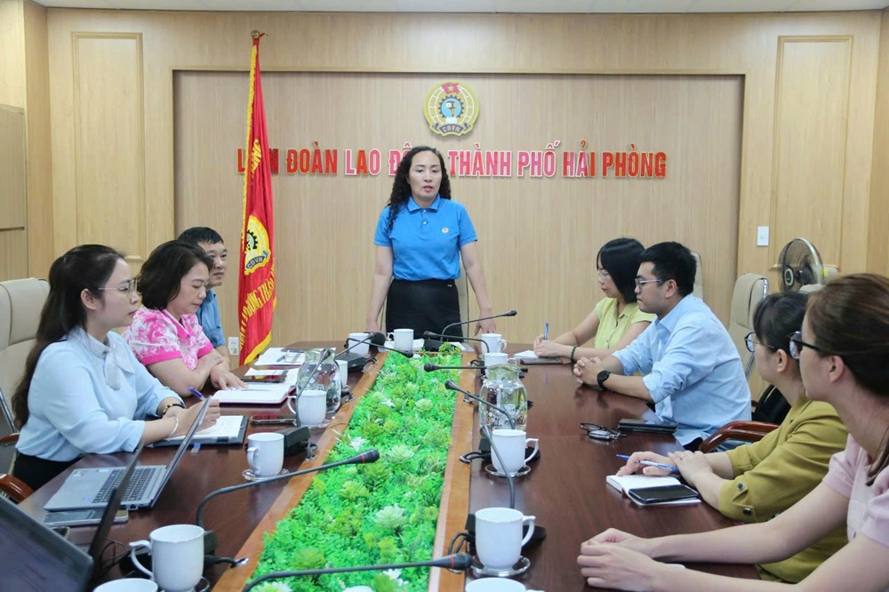 L&atilde;nh đạo Li&ecirc;n đo&agrave;n Lao động TP. Hải Ph&ograve;ng cung cấp th&ocirc;ng tin cho b&aacute;o ch&iacute; về sự kiện tuy&ecirc;n truyền ph&ograve;ng, chống ma t&uacute;y