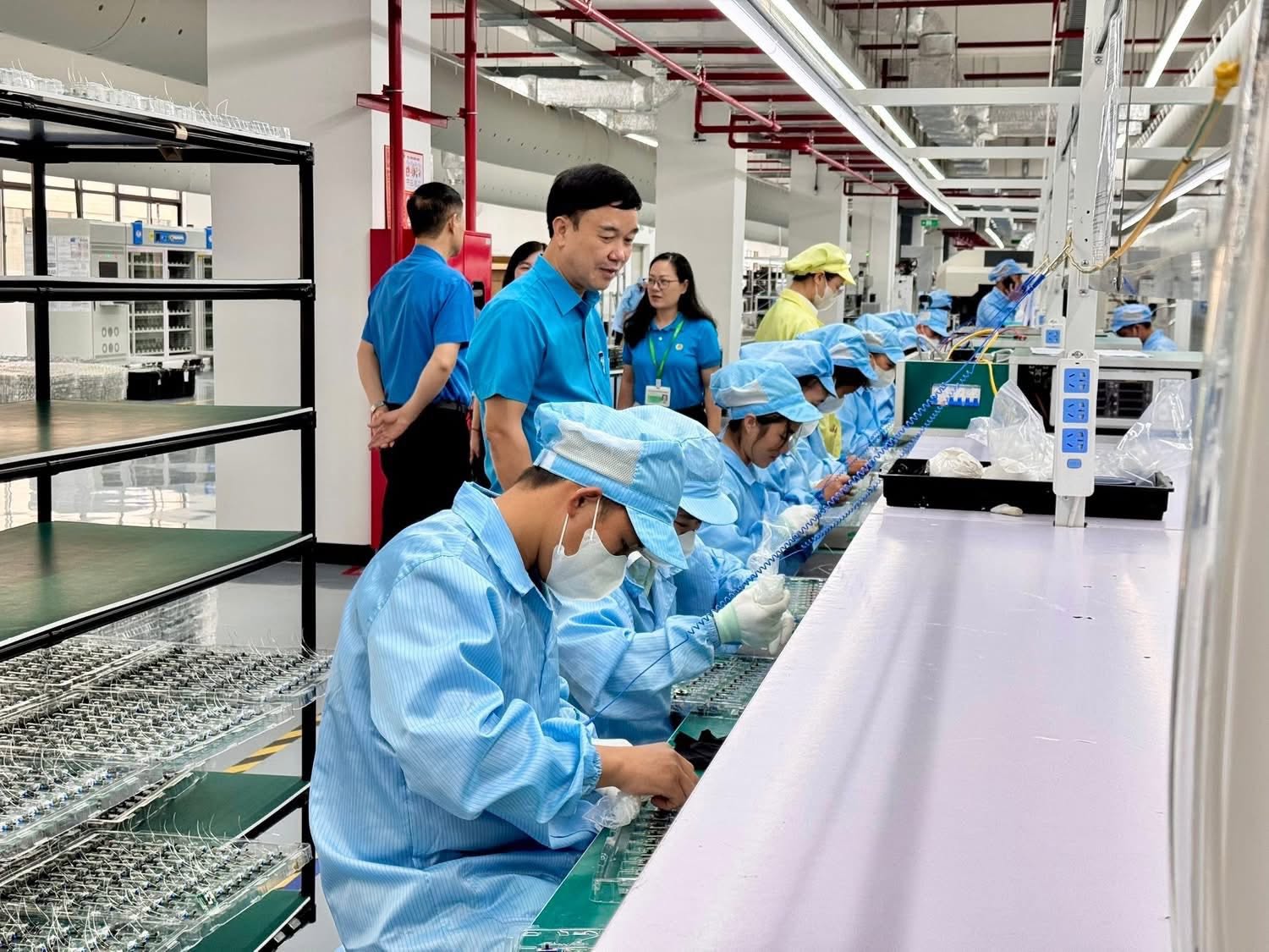 Công nhân Công ty TNHH PVTech Lighting (Việt Nam) trong ca sản xuất