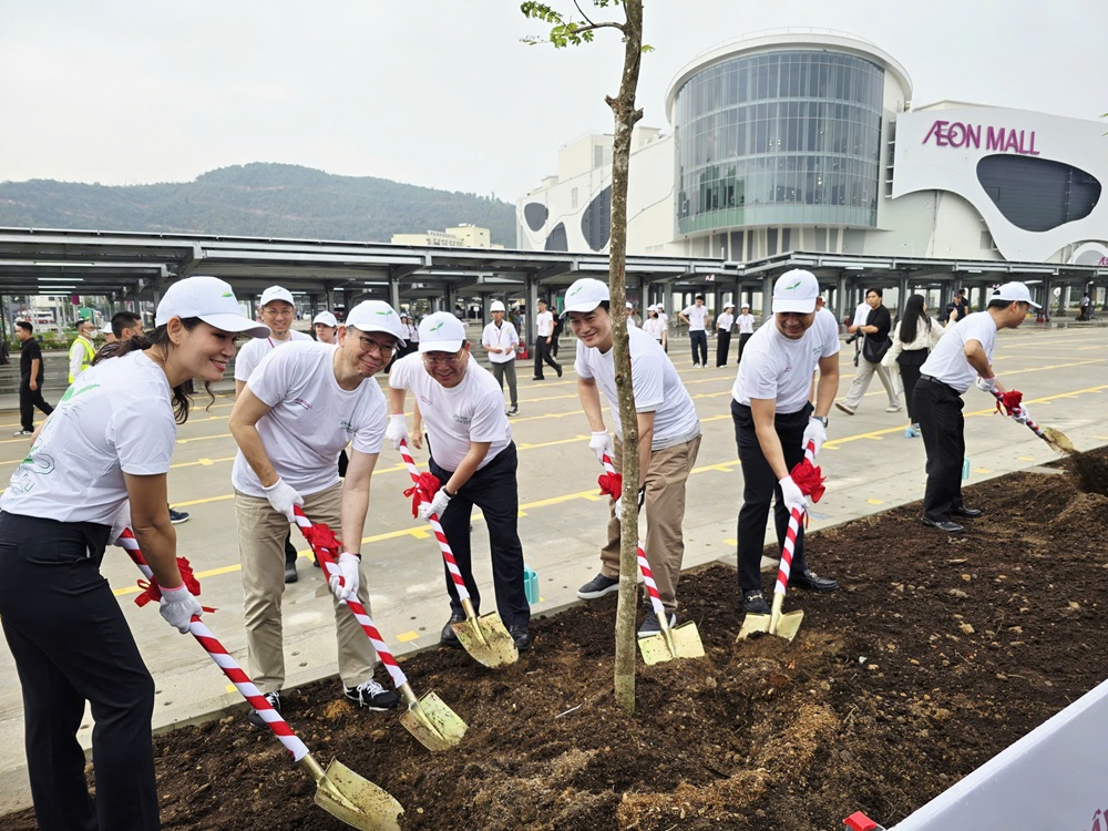 C&aacute;c đại biểu trồng c&acirc;y xanh tại TTTM AEON MALL Hạ Long