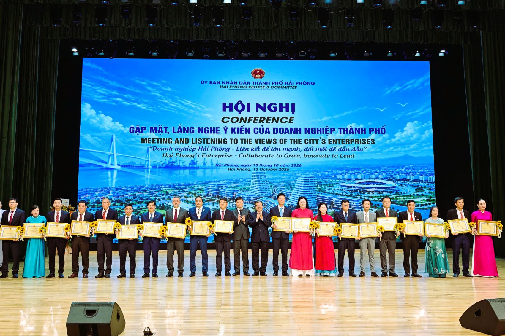 L&atilde;nh đạo TP. Hải Ph&ograve;ng ch&uacute;c mừng, t&ocirc;n vinh, tặng bằng khen cho 80 doanh nghiệp ti&ecirc;u biểu c&oacute; th&agrave;nh t&iacute;ch ti&ecirc;u biểu, xuất sắc, đ&oacute;ng g&oacute;p t&iacute;ch cực v&agrave;o sự ph&aacute;t triển kinh tế - x&atilde; hội của Th&agrave;nh phố. Ảnh: Thanh Sơn