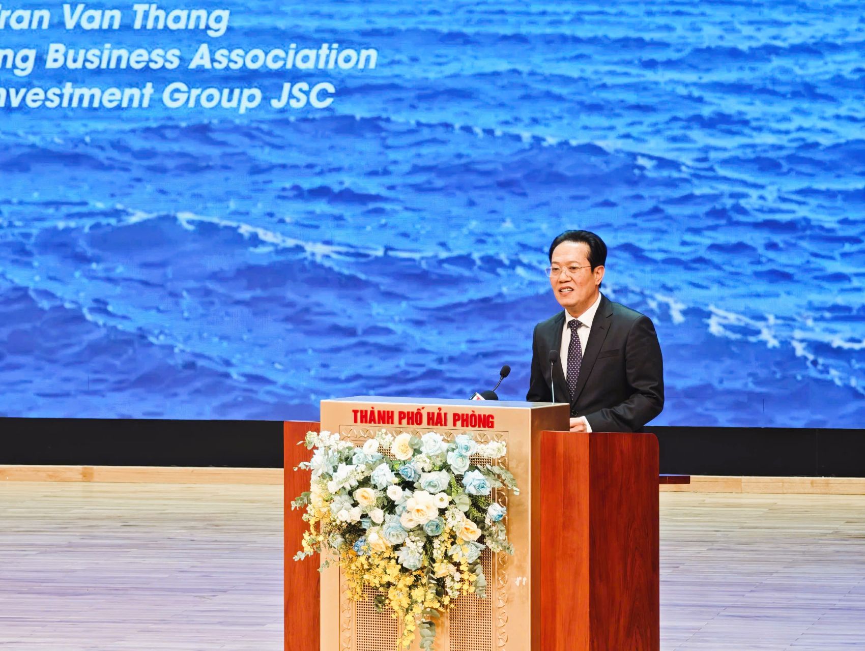 &Ocirc;ng Trần Văn Thắng, Chủ tịch Hiệp hội Doanh nghiệp TP. Hải Ph&ograve;ng, Chủ tịch HĐQT C&ocirc;ng ty cổ phần Tập đo&agrave;n Đầu tư Sao Đỏ n&ecirc;u &yacute; kiến tại Hội nghị. Ảnh: Thanh Sơn