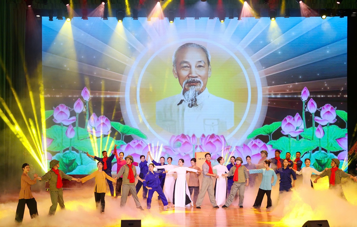 Chương tr&igrave;nh nghệ thuật đặc biệt &ldquo;Lời Người vang m&atilde;i&rdquo; l&agrave; một trong những điểm nhấn của Lễ kỷ niệm 80 năm ng&agrave;y Chủ tịch Hồ Ch&iacute; Minh lần đầu ti&ecirc;n về thăm Hải Ph&ograve;ng