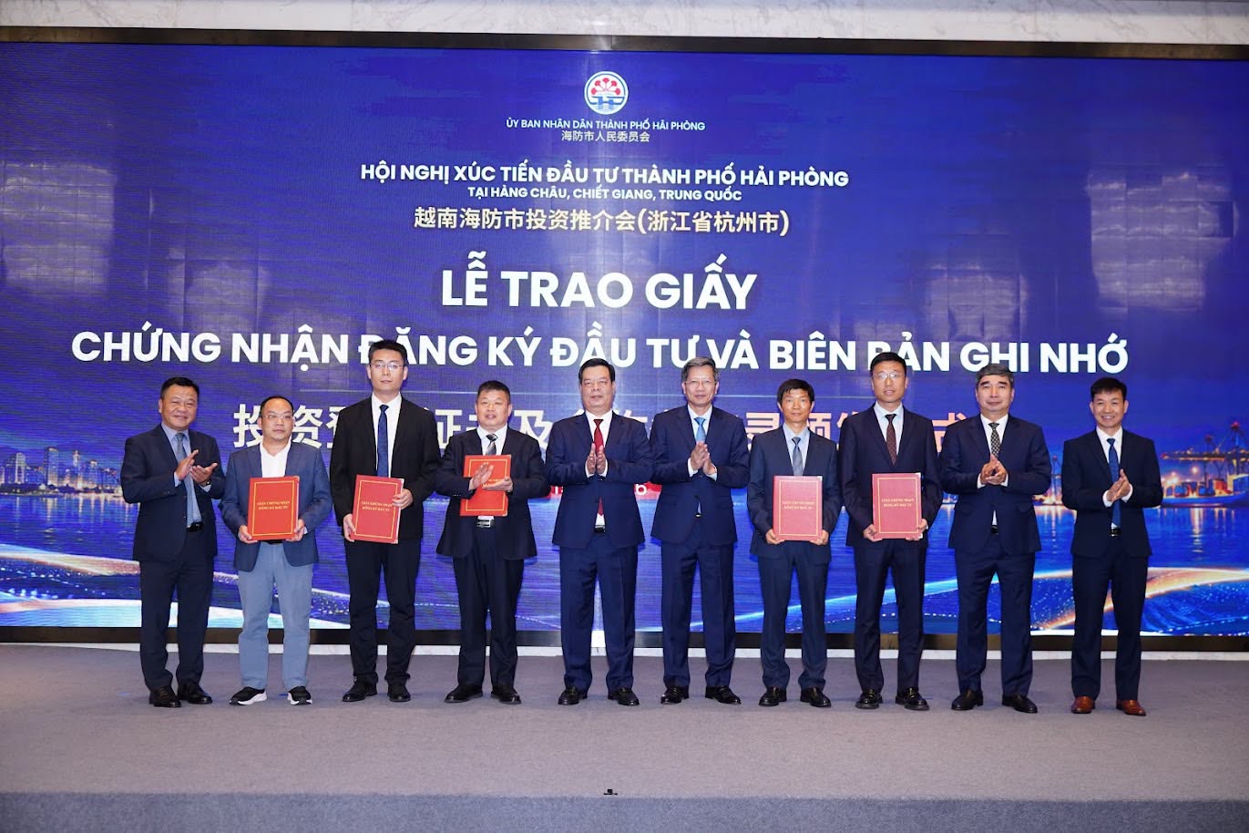 L&atilde;nh đạo TP. Hải Ph&ograve;ng trao Giấy chứng nhận đăng k&yacute; đầu tư cho c&aacute;c nh&agrave; đầu tư Trung Quốc. Ảnh: HEZA