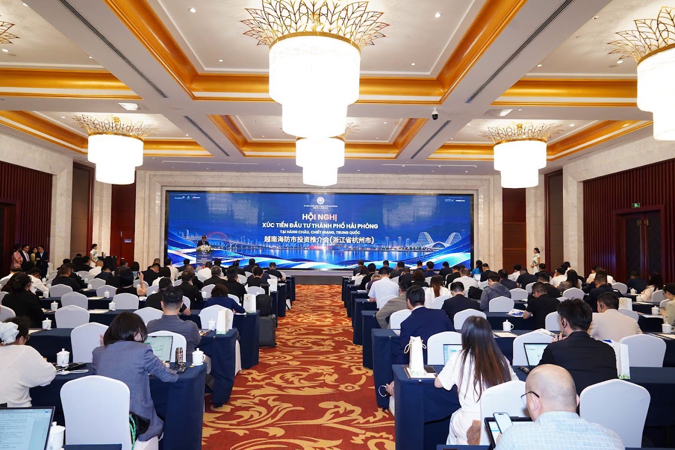 UBND TP. Hải Ph&ograve;ng tổ chức Hội nghị x&uacute;c tiến đầu tư tại th&agrave;nh phố H&agrave;ng Ch&acirc;u, tỉnh Chiết Giang (Trung Quốc), thu h&uacute;t gần 200 doanh nghiệp Trung Quốc tham gia. Ảnh: HEZA