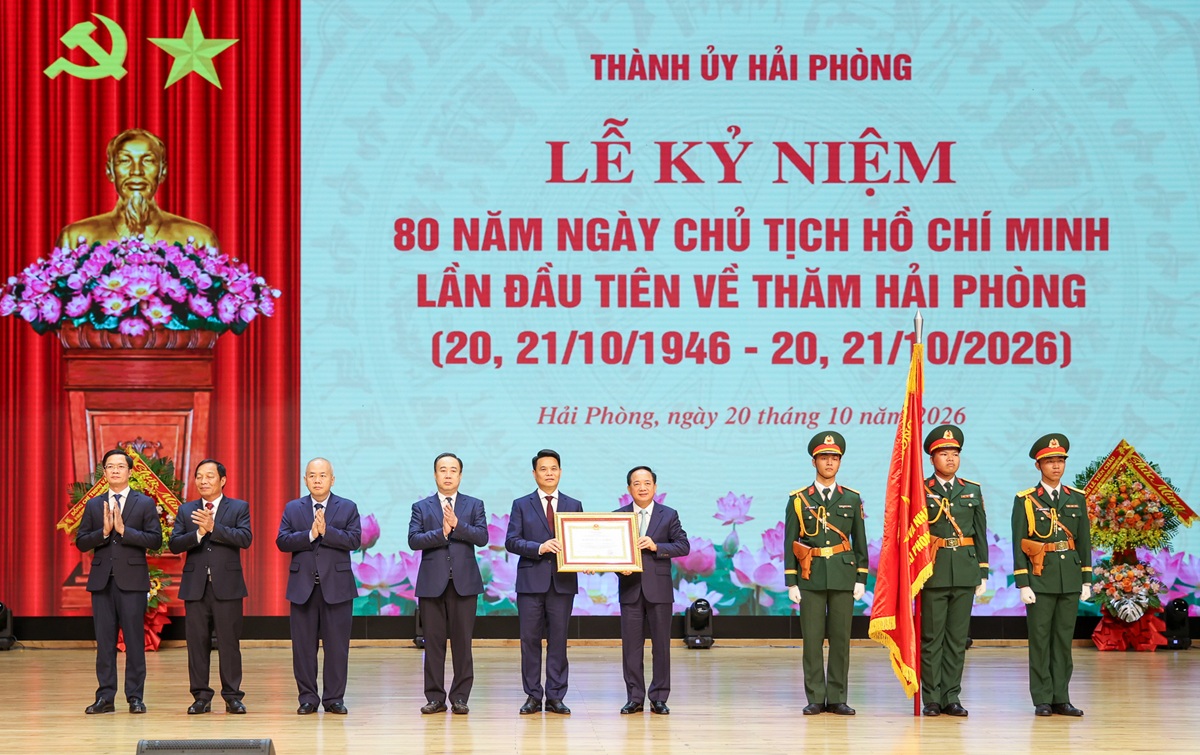 Trịnh Văn Quyết, Ủy vi&ecirc;n Bộ Ch&iacute;nh trị, B&iacute; thư Trung ương Đảng, Trưởng ban Tuy&ecirc;n gi&aacute;o Trung ương trao tặng Hu&acirc;n chương Lao động hạng Nhất cho Đảng bộ, ch&iacute;nh quyền v&agrave; nh&acirc;n d&acirc;n TP. Hải Ph&ograve;ng