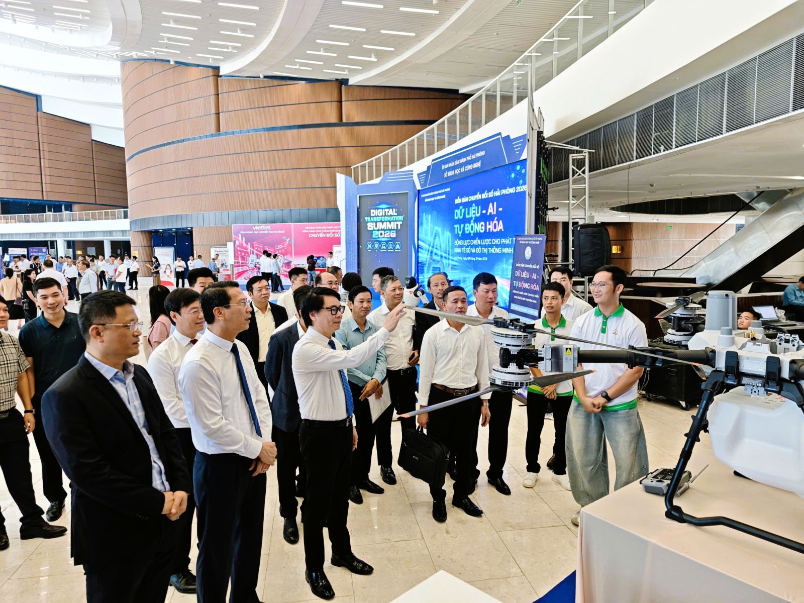 L&atilde;nh đao TP. Hải Ph&ograve;ng tham quan c&aacute;c gian trưng b&agrave;y c&ocirc;ng nghệ. Ảnh: Thanh Sơn