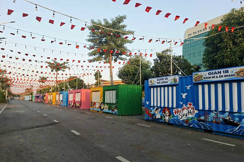 Điểm nhấn của tuyến phố l&agrave; những gian h&agrave;ng l&agrave;m từ vỏ container, được trang tr&iacute; nhiều m&agrave;u sắc, gợi dấu ấn th&agrave;nh phố Cảng