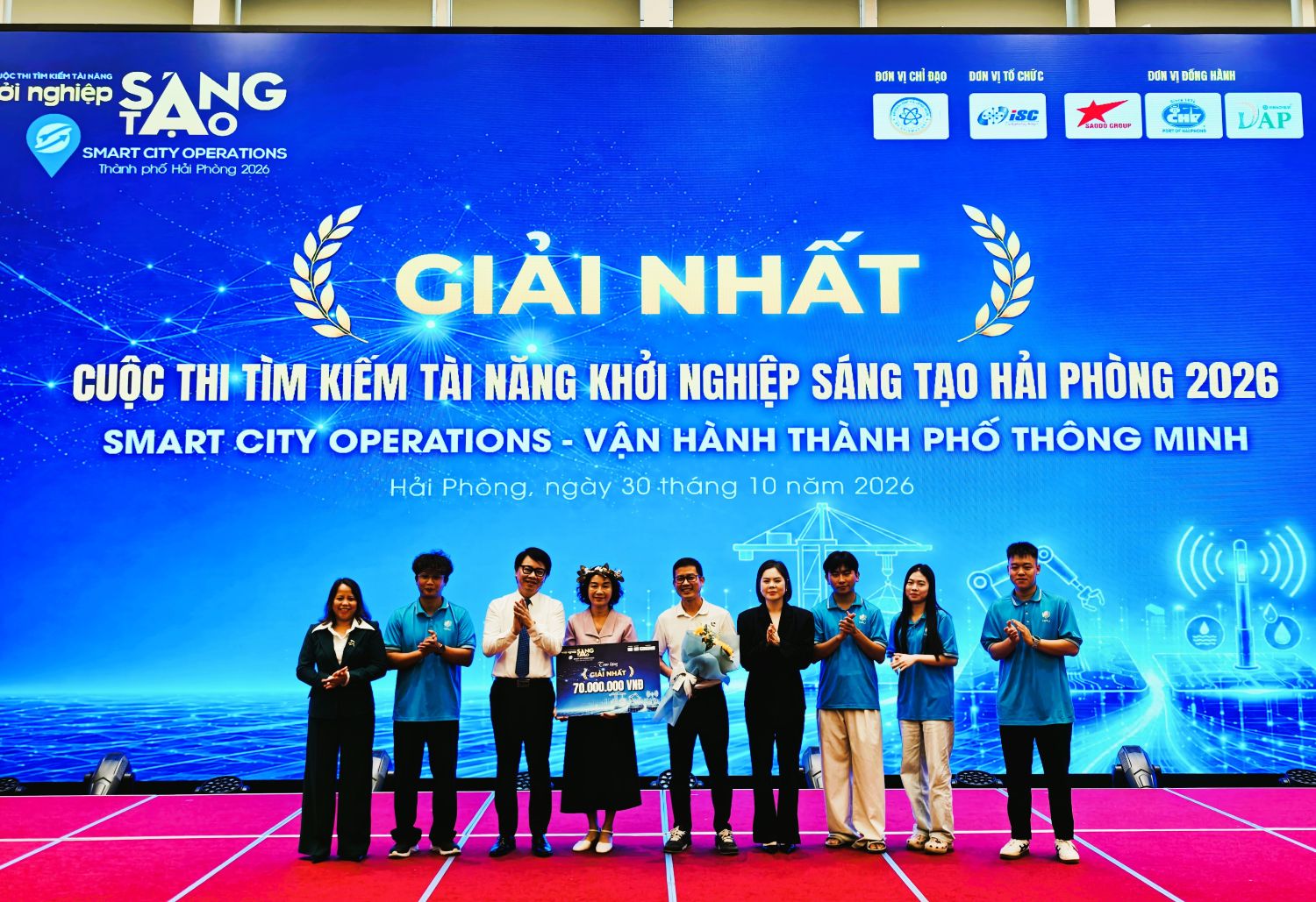 &Ocirc;ng Nguyễn Cao Thắng, Gi&aacute;m đốc Sở khoa học v&agrave; c&ocirc;ng nghệ Hải Ph&ograve;ng c&ugrave;ng b&agrave; Trần Thị Tố Loan, Ph&oacute; Tổng gi&aacute;m đốc C&ocirc;ng ty cổ phần Tập đo&agrave;n đầu tư Sao Đỏ - đơn vị t&agrave;i trợ đồng h&agrave;nh trao giải Nhất tặng Trường Đại học Quản l&yacute; v&agrave; C&ocirc;ng nghệ Hải Ph&ograve;ng