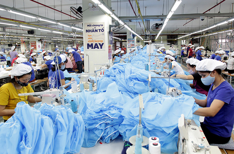 Sau khẩu trang, TNG tiếp tục nghiên cứu và sản xuất quần áo bảo hộ