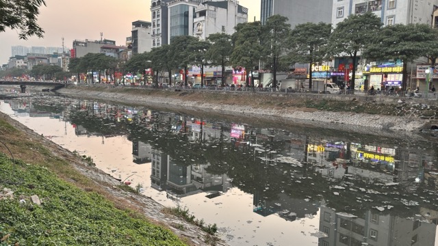 Sông Tô Lịch có chiều dài 14,6 km, chảy qua 6 quận, huyện và là trục tiêu thoát nước chính của Hà Nội. (Ảnh: Thanh Vũ)