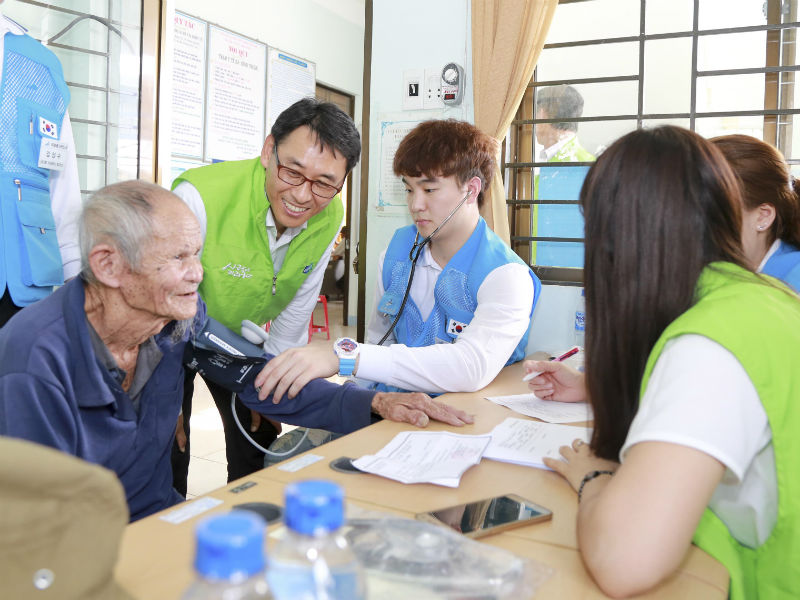 Tổng Giám đốc Doosan Vina Yeon In Jung đang hỏi thăm sức khỏe bệnh nhân tại một chương trình CSR