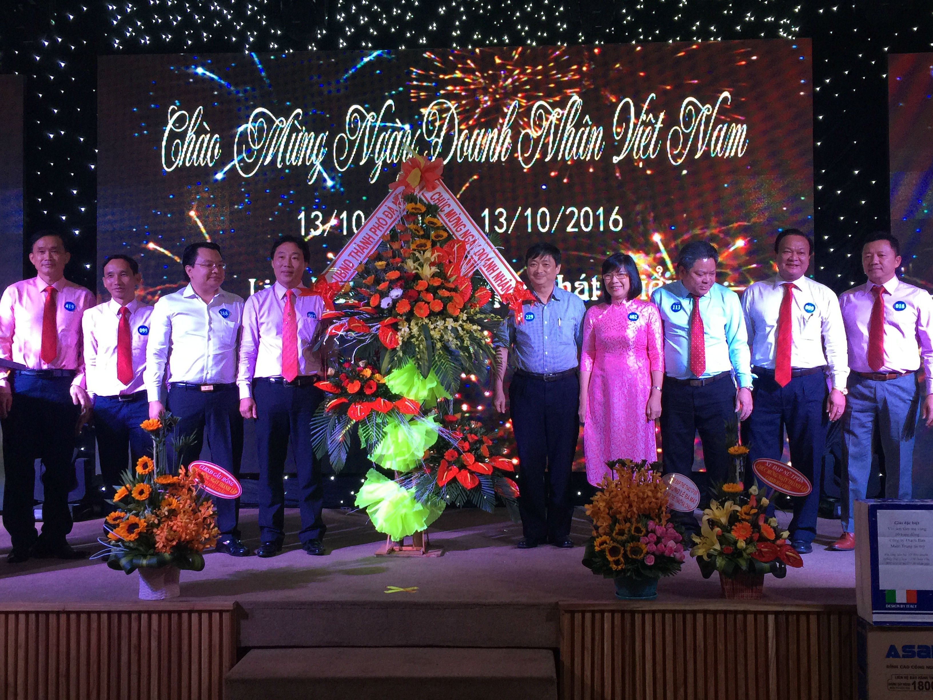 Thay mặt UBND TP Đà Nẵng Phó chủ tịch Đặng Việt Dũng đã trao hoa chúc mừng Hội doanh nhân Quận Hải Châu nhân kỷ niệm Ngày doanh nhân Việt Nam 13-10.