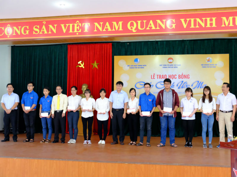 Ban tổ chức trao tặng 40 suất học bổng trị giá 80 triệu đồng cho các em sinh viên nghèo học giỏi vượt khó đến từ 27 trường Đại học, Cao Đẳng trên địa bàn TP Đà Nẵng.