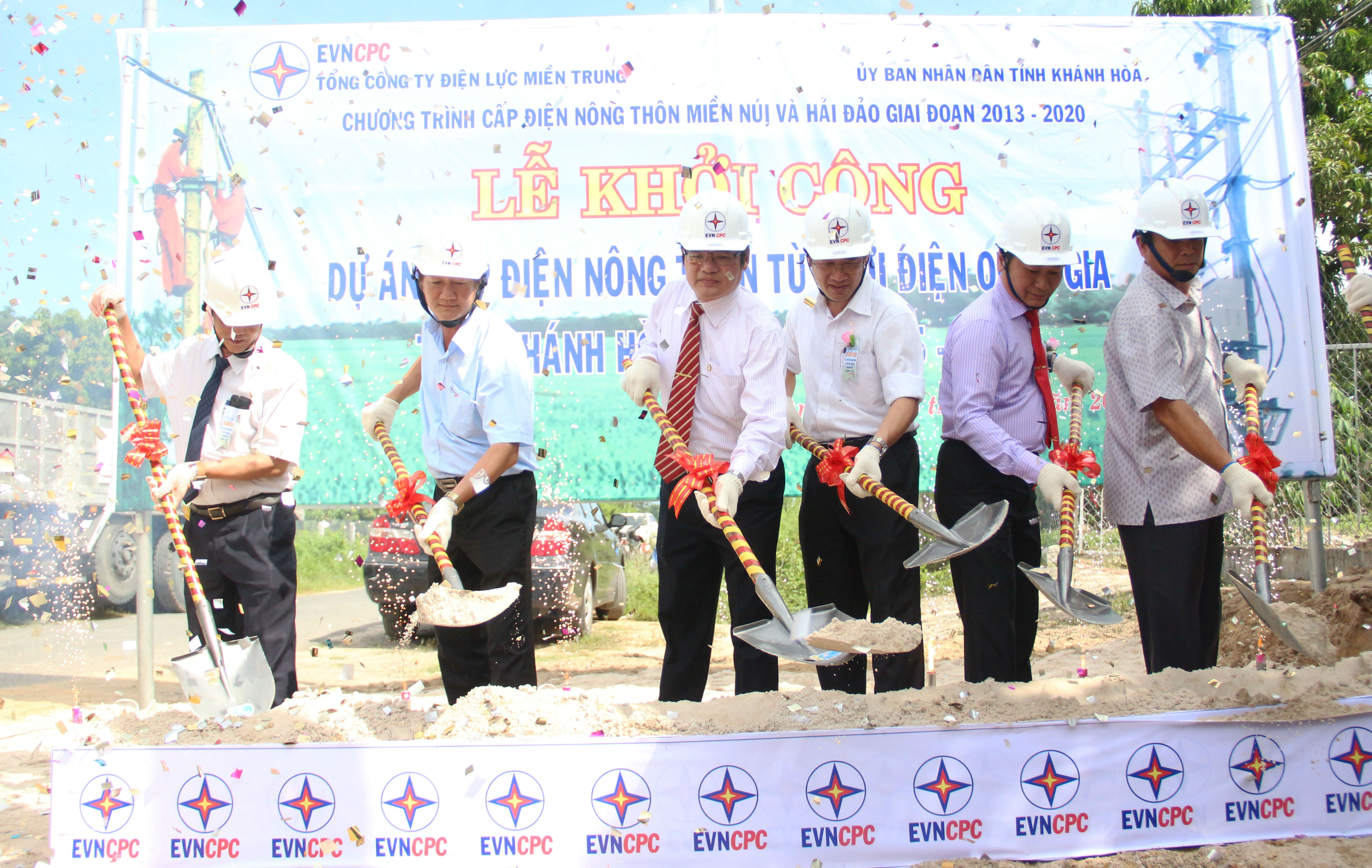 Lãnh đạo Bộ Công thương, tỉnh Khánh Hòa và EVNCPC thực hiện nghi thức khởi công Dự án cấp điện nông thôn từ lưới điện Quốc gia tỉnh Khánh Hòa giai đoạn 2015 - 2020
