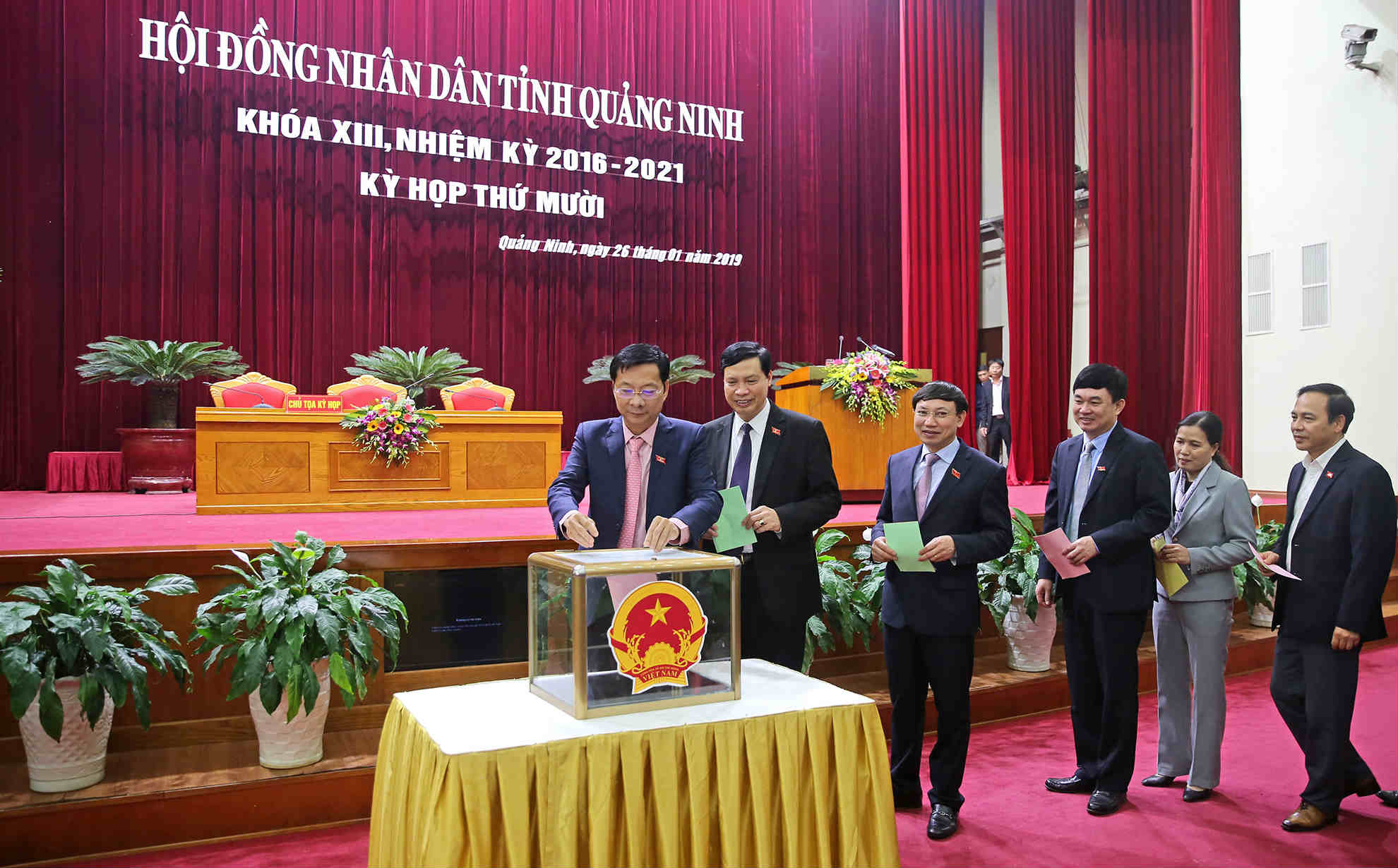 Các đại biểu HĐND tỉnh Quảng Ninh bỏ phiếu bầu bổ sung các chức vụ chủ chốt của HĐND, UBND tỉnh. Ảnh: Hùng Sơn