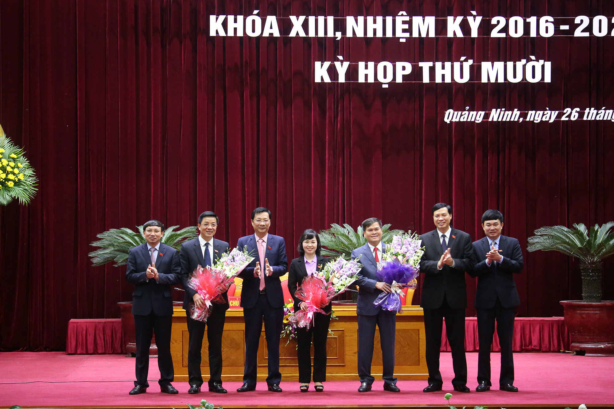 Các nhân sự trúng cử các chức vụ chủ chốt của HĐND tỉnh, UBND tỉnh Quảng ninh ra mắt tại kỳ họp. Ảnh: Hùng Sơn.