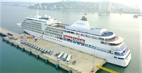 Siêu du thuyền 6 sao Silver Shadow cập Cảng tàu khách du lịch quốc tế chuyên biệt Hạ Long ngày mùng 6 Tết