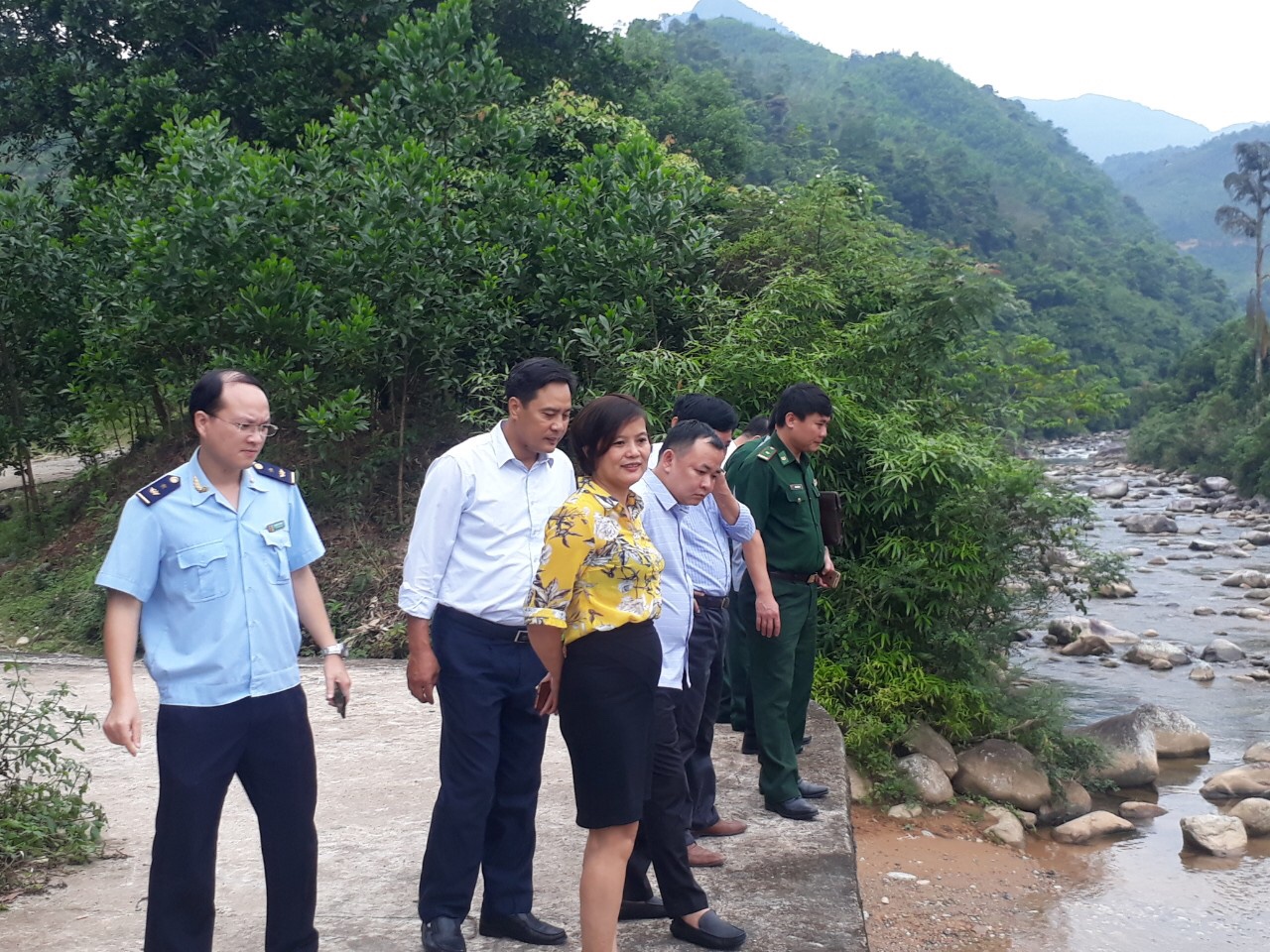 Lực lượng liên ngành của tỉnh đi kiểm tra các đường mòn, lối mở sát đường biên giới. Ảnh: Sở NN&PTNT Quảng Ninh cung cấp.