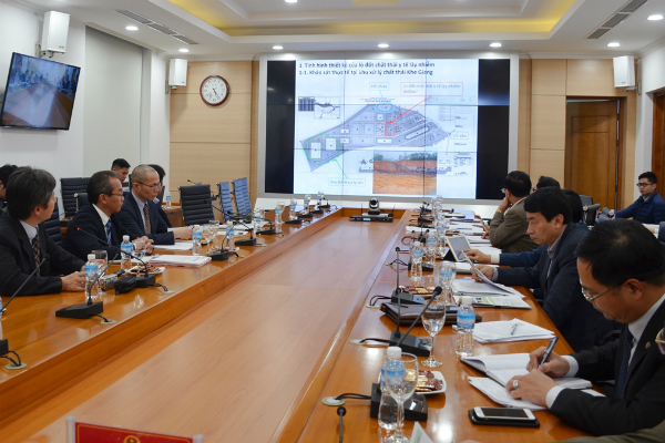 Các đối tác Nhật Bản trình bày về tình hình thiết kế lò đốt chất thải y tế lây nhiễm tại khu xử lý chất thải Khe Giang. Ảnh: Nguyễn Hoa.