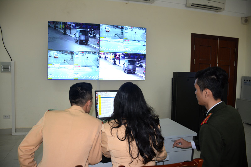 Cảnh sát giao thông Quảng Ninh vận hành hệ thông camera giám sát