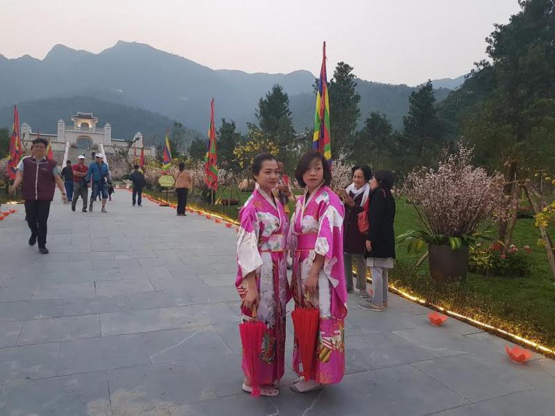 Lễ hội Hoa anh đào - mai vàng Yên Tử 2018 thu hút rất đông du khách