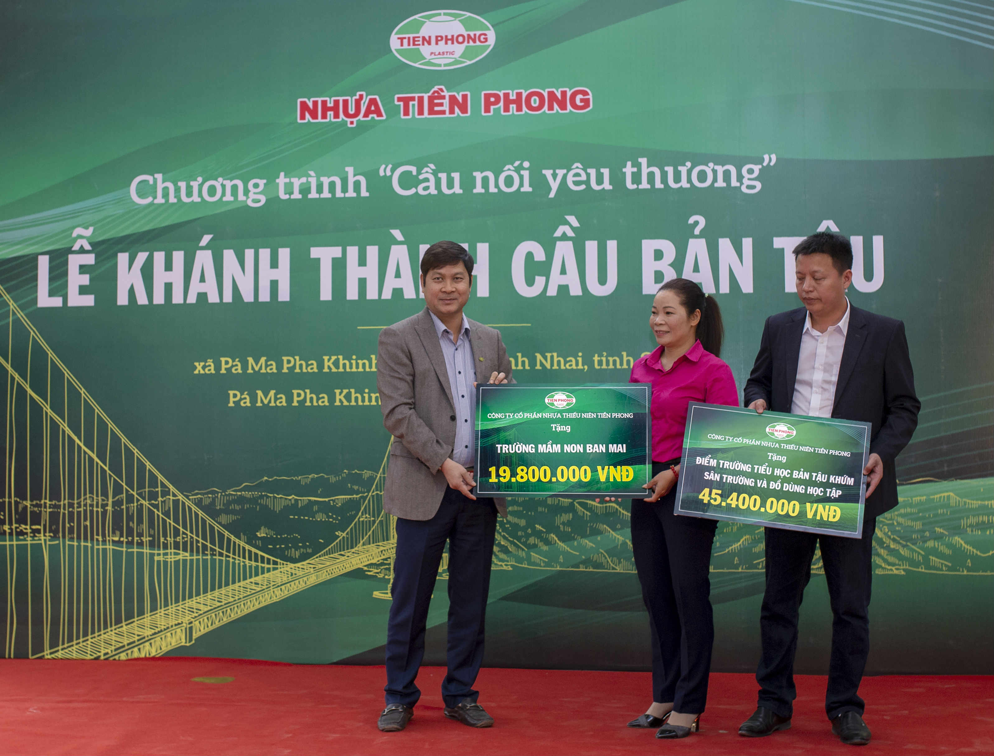 Ông Chu Văn Phương, Tổng giám đốc Nhựa Tiền Phong trao tặng quà cho các điểm trường tại xã Pá Ma Pha Kinh, huyện Quỳnh Nhai, Sơn La.
