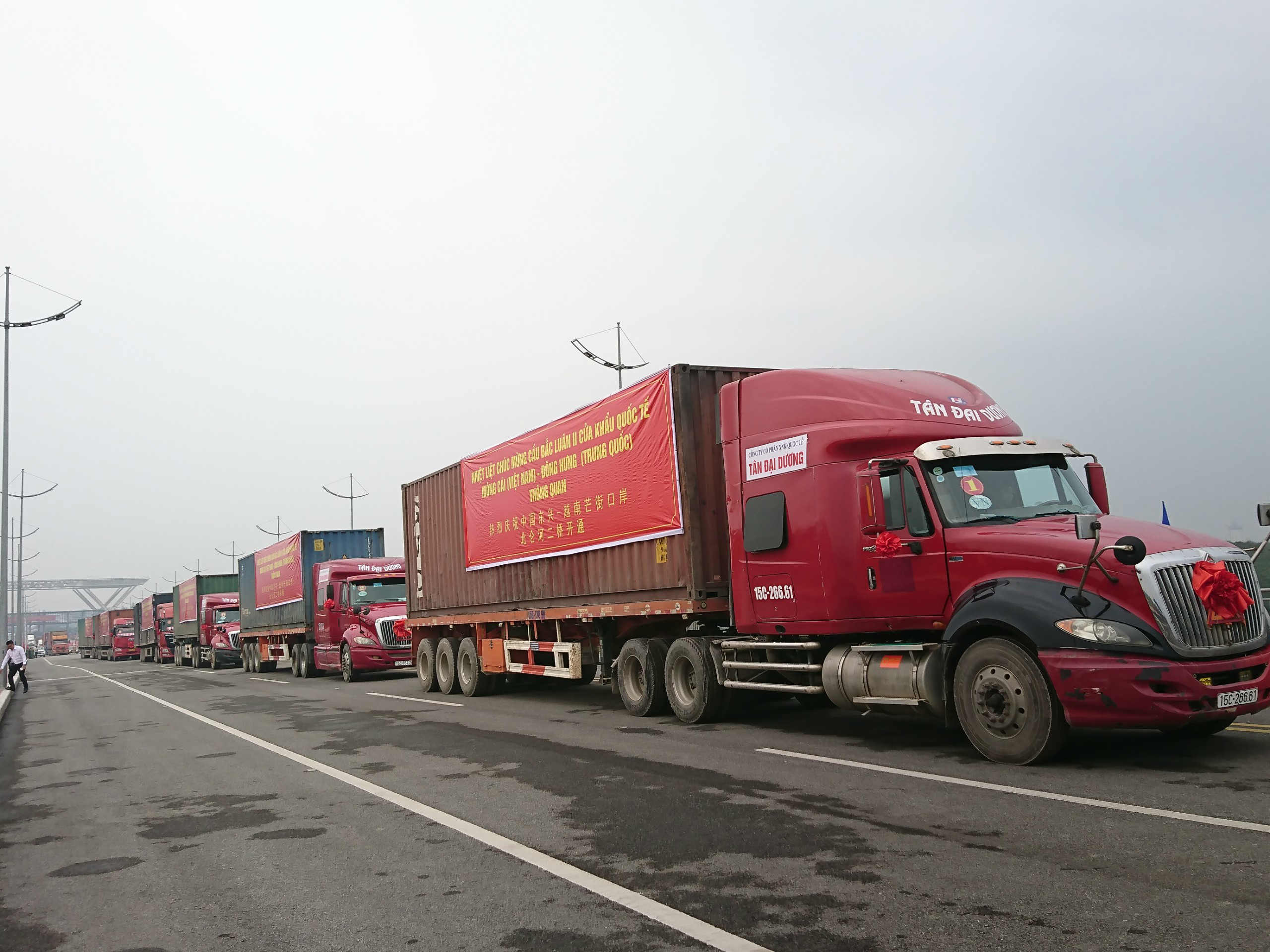 Những chiếc container đầu tiên phía Việt Nam của Công ty CP Xuất nhập khẩu Quốc tế Tân Đại Dương chờ thông quan qua cầu Bắc Luân 2. Ảnh Thu Lê.