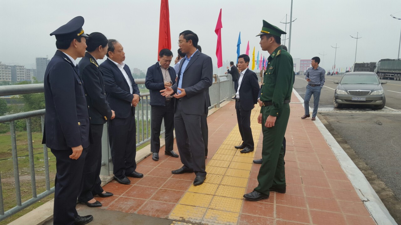 Thứ trưởng Bộ KH&ĐT Nguyễn Văn Hiếu đi khảo sát thực địa một số Dự án thuộc Chương trình mục tiêu phát triển hạ tầng KKT cửa khẩu Móng Cái. Ảnh TL.