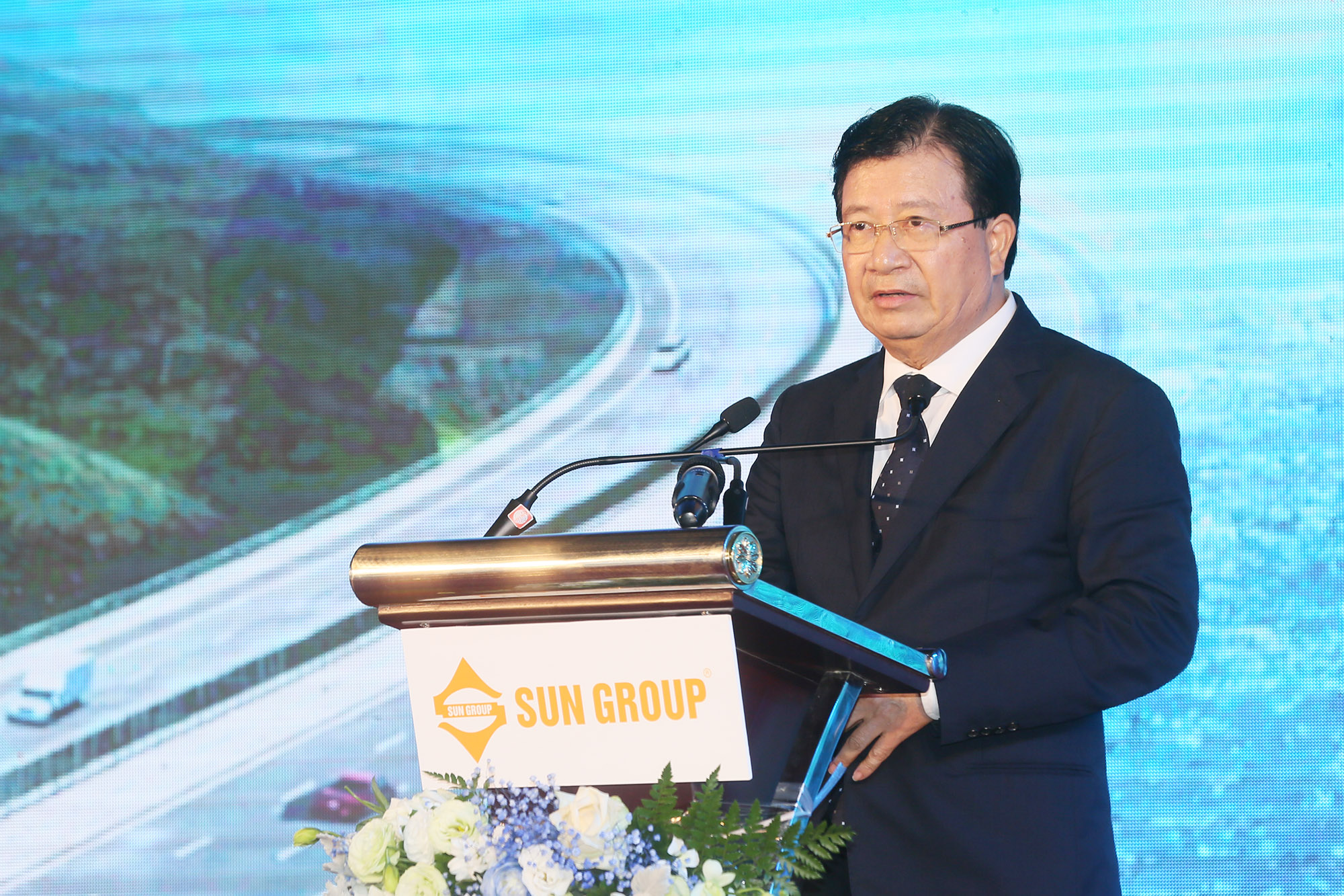 Phó Thủ tướng Chính phủ Trịnh Đình Dũng phát biểu tại lễ khởi công.