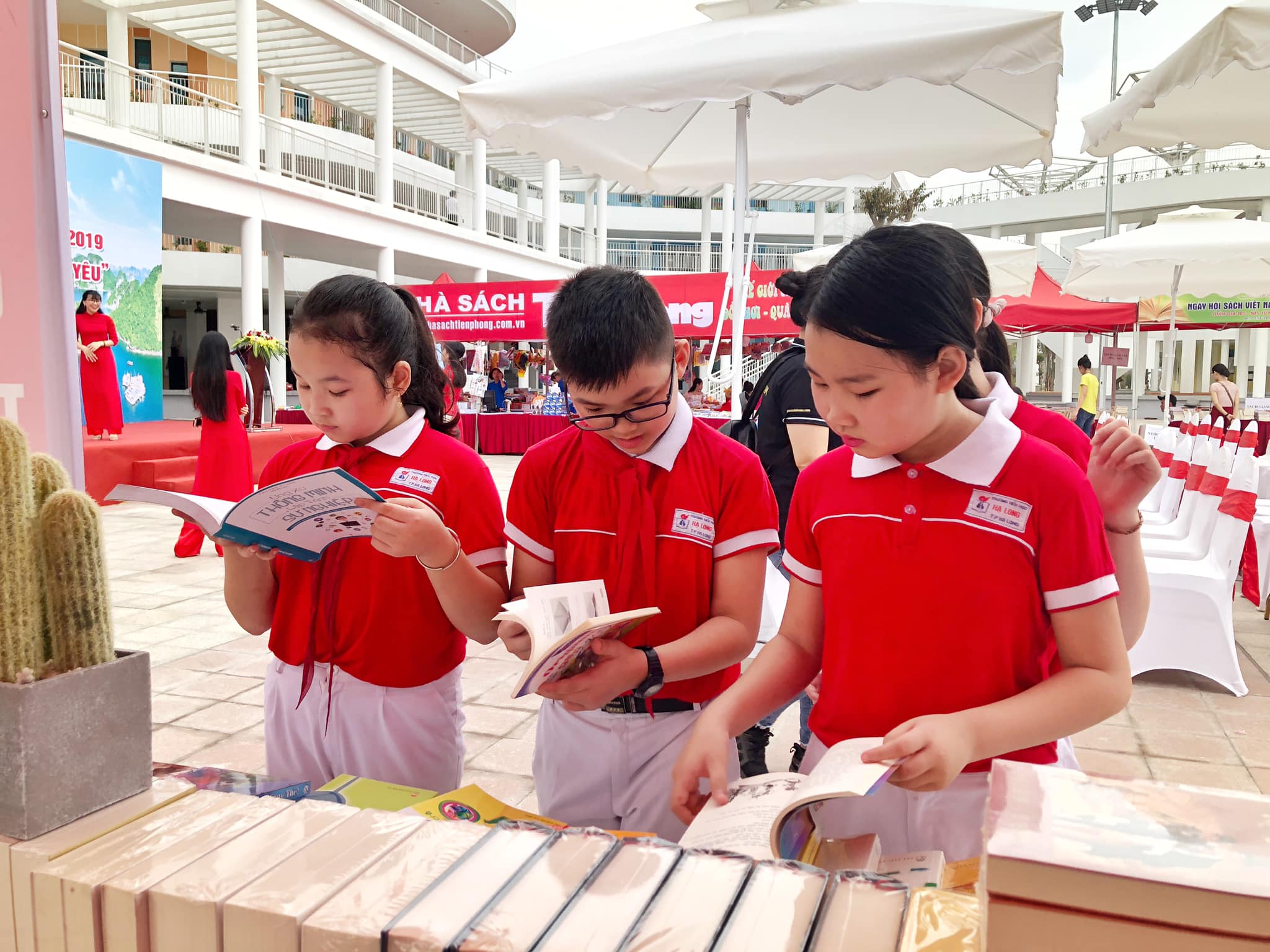 Ngày Hội sách tỉnh Quảng Ninh 2019 thu hút sự quan tâm của các em học sinh.
