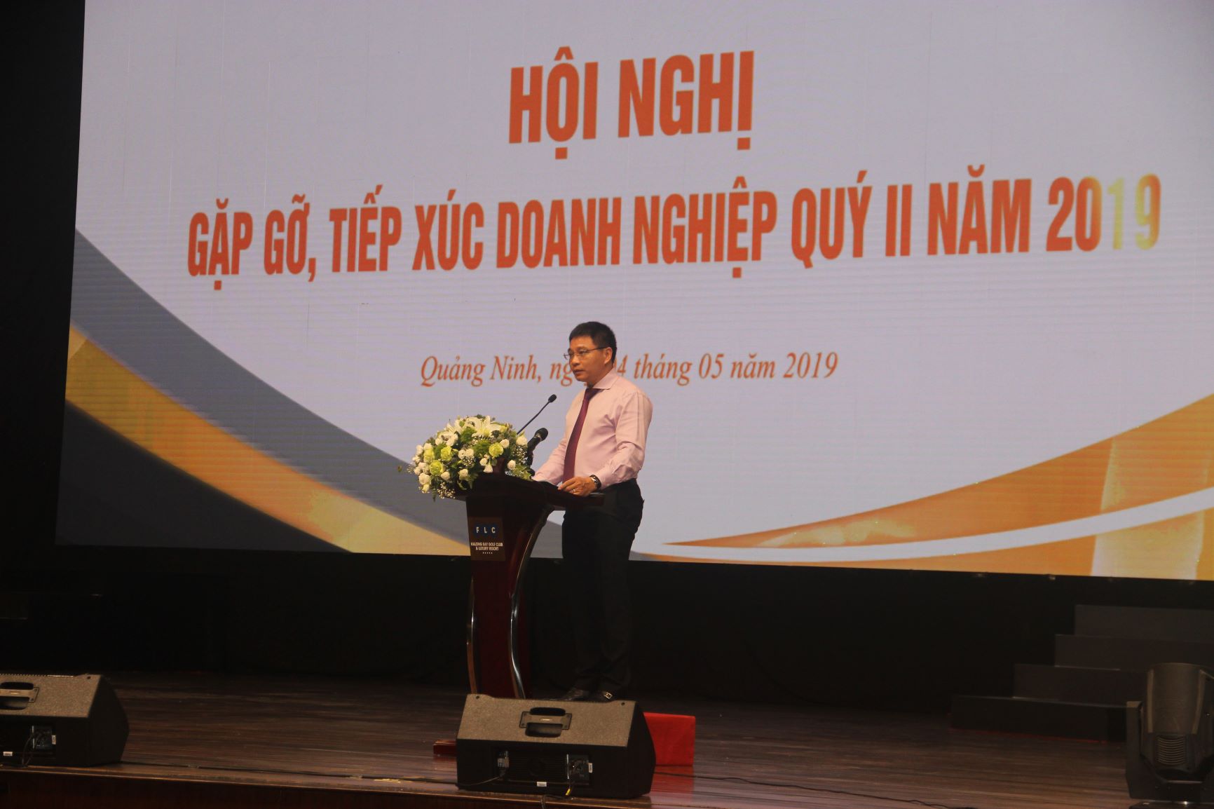 Ông Nguyễn Văn Thắng, Phó Chủ tịch UBND tỉnh Quảng Ninh  báo cáo tại Hội nghị về tình hình phát triển doanh nghiệp và các giải pháp hỗ trợ phát triển doanh nghiệp năm 2019. Ảnh: Thanh Tân.