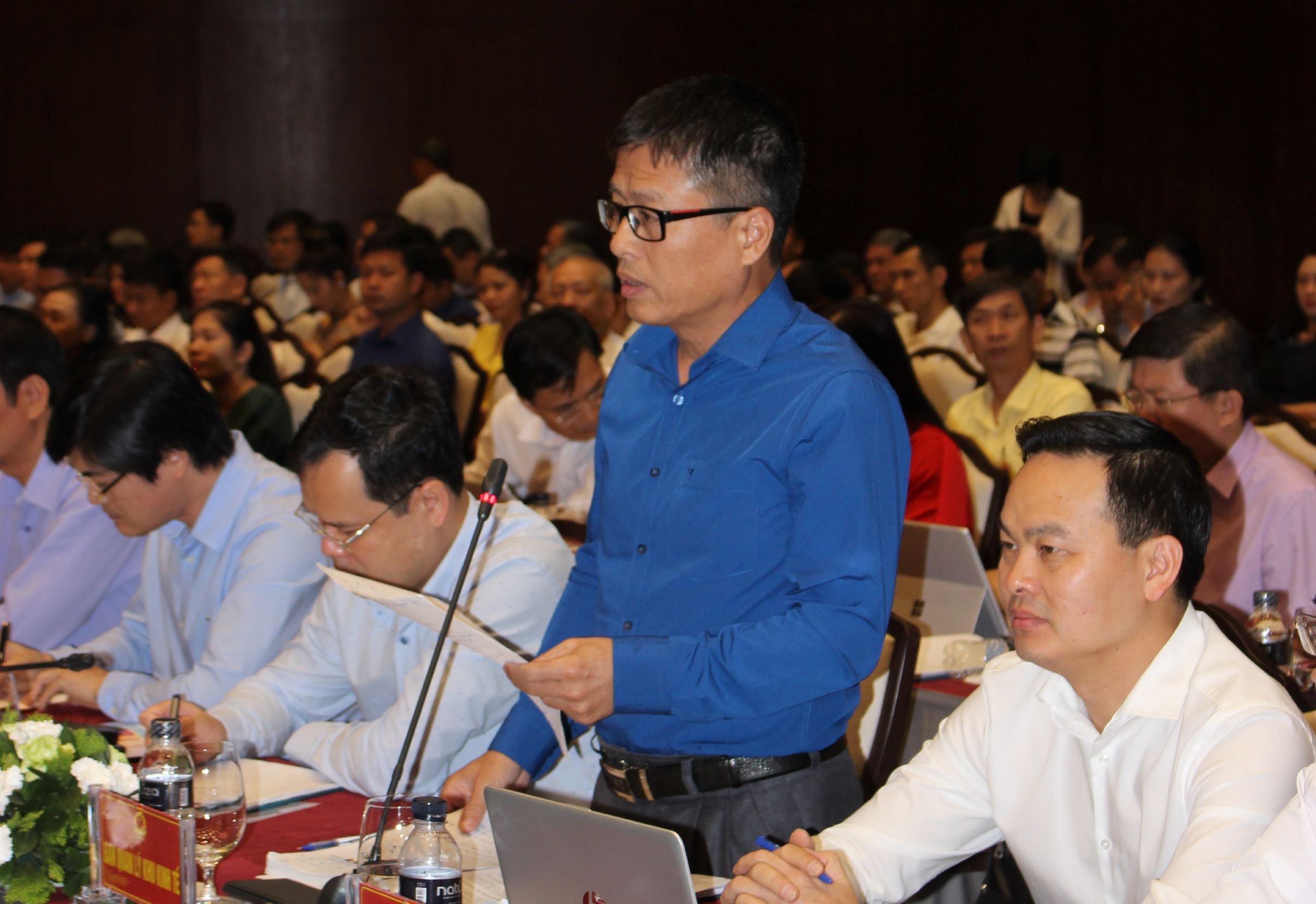 Ông Nguyễn Mạnh Tuấn, Trưởng ban Quản lý Khu kinh tế  Quảng Ninh phản hồi ý kiến của nhà đầu tư. Ảnh: Thanh Tân.