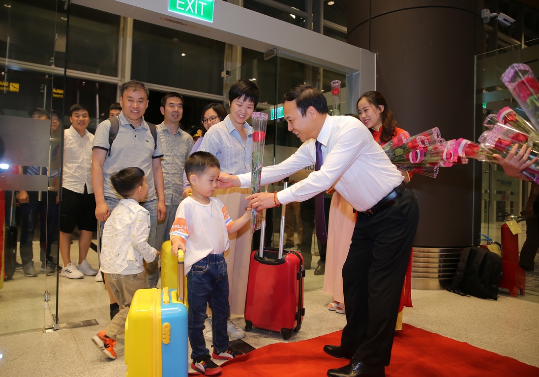 Ông Đặng Huy Hậu, Phó Chủ tịch thường trực UBND tỉnh Quảng Ninh trực tiếp đón những vị khách quốc tế đầu tiên đặt chân xuống Cảng hàng không quốc tế Vân Đồn.