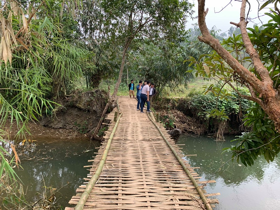 Cầu bản Nhiệt, thôn Thượng trước khi được Nhựa Tiền Phong khởi công công xây dựng lại luôn tiền ẩn nguy cơ mỗi mùa mưa lũ.