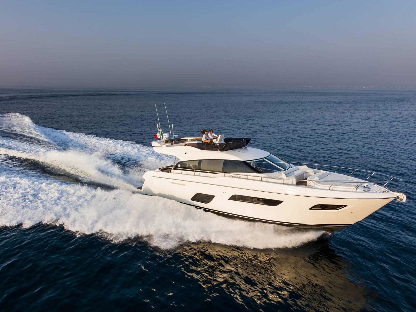 Du thuyền Ferretti Yachts-550 trị giá khoảng 25 tỷ đồng đã được một chủ doanh nghiệp đăng ký đặt mua ngay tại buổi lễ.