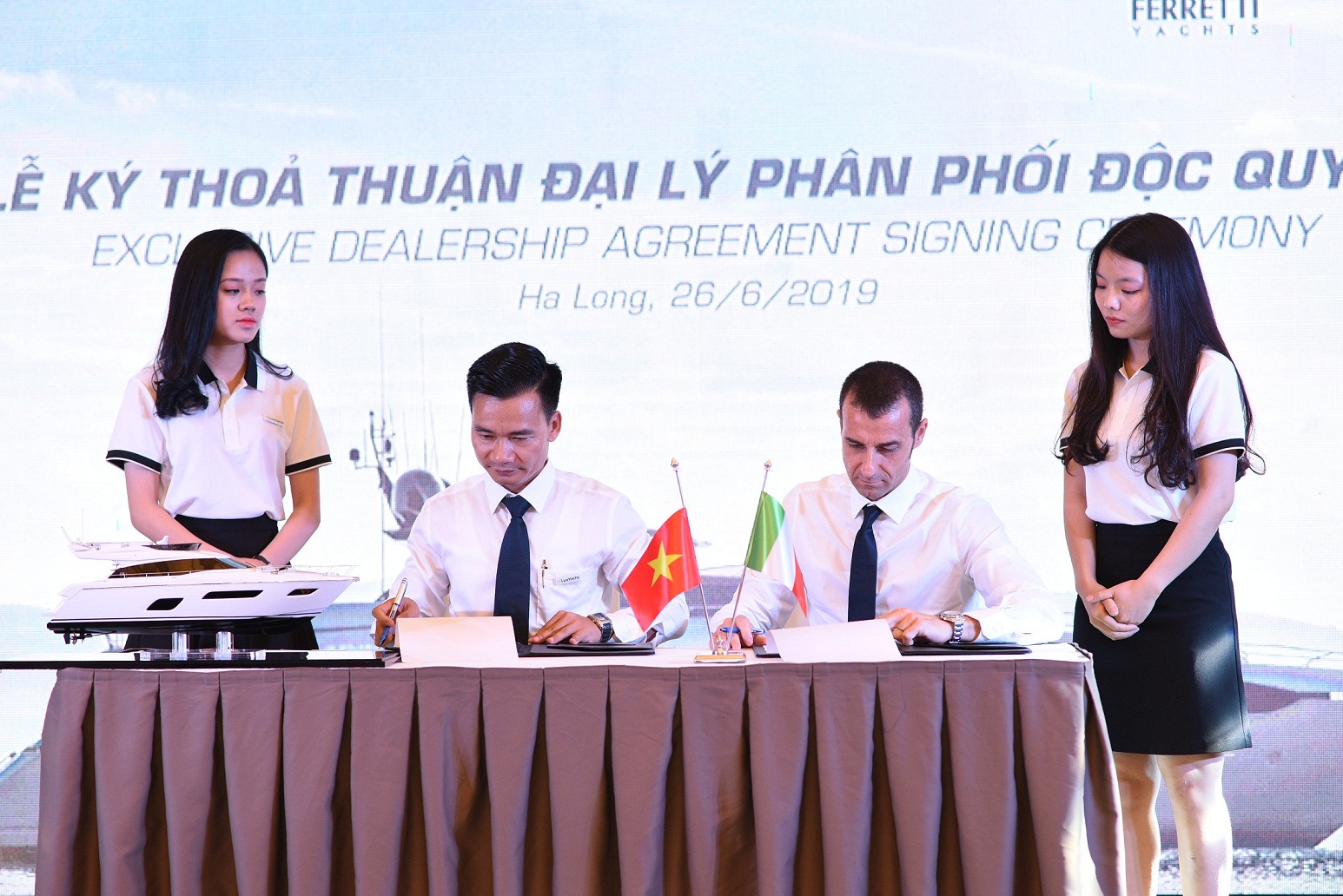 Đại diện của LuxYacht và Ferretti Group ký hợp đồng đại lý phân phối độc quyền 3 thương hiệu du thuyền siêu sang của Tập đoàn Ferretti tại Việt Nam.