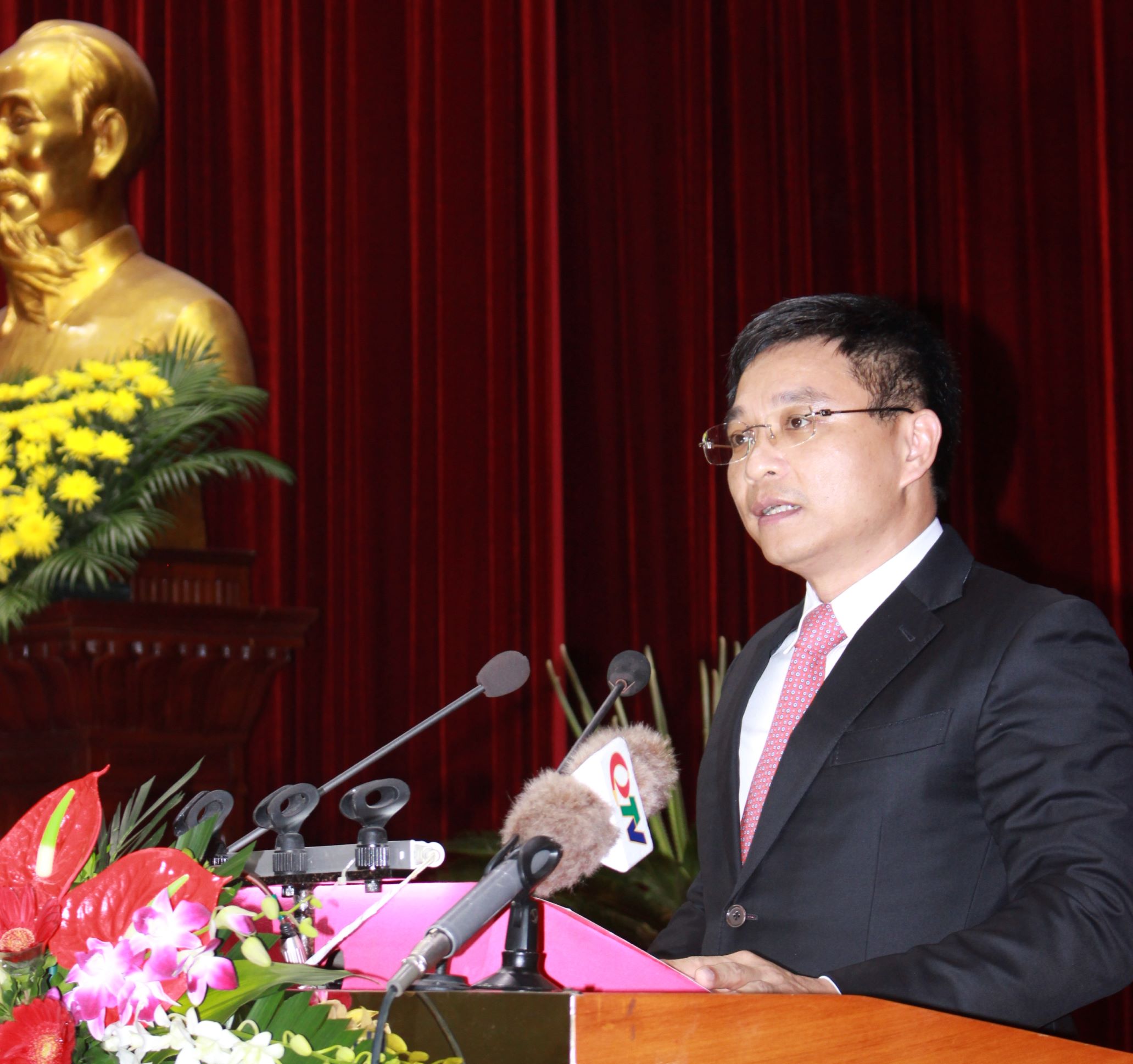 Tân Chủ tịch UBND tỉnh Quảng Ninh, ông Nguyễn Văn Thắng, Ủy viên dự khuyết Trung ương Đảng, Phó Bí thư Tỉnh ủy Quảng Ninh phát biểu sau khi được bầu. Ảnh Thanh Tân.