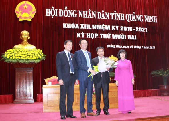 Tân Chủ tịch UBND tỉnh Nguyễn Văn Thắng (đứng thứ 2 từ phải sang) nhận hoa chúc mừng của lãnh đạo HĐND tỉnh. Ảnh: Thanh Tân.