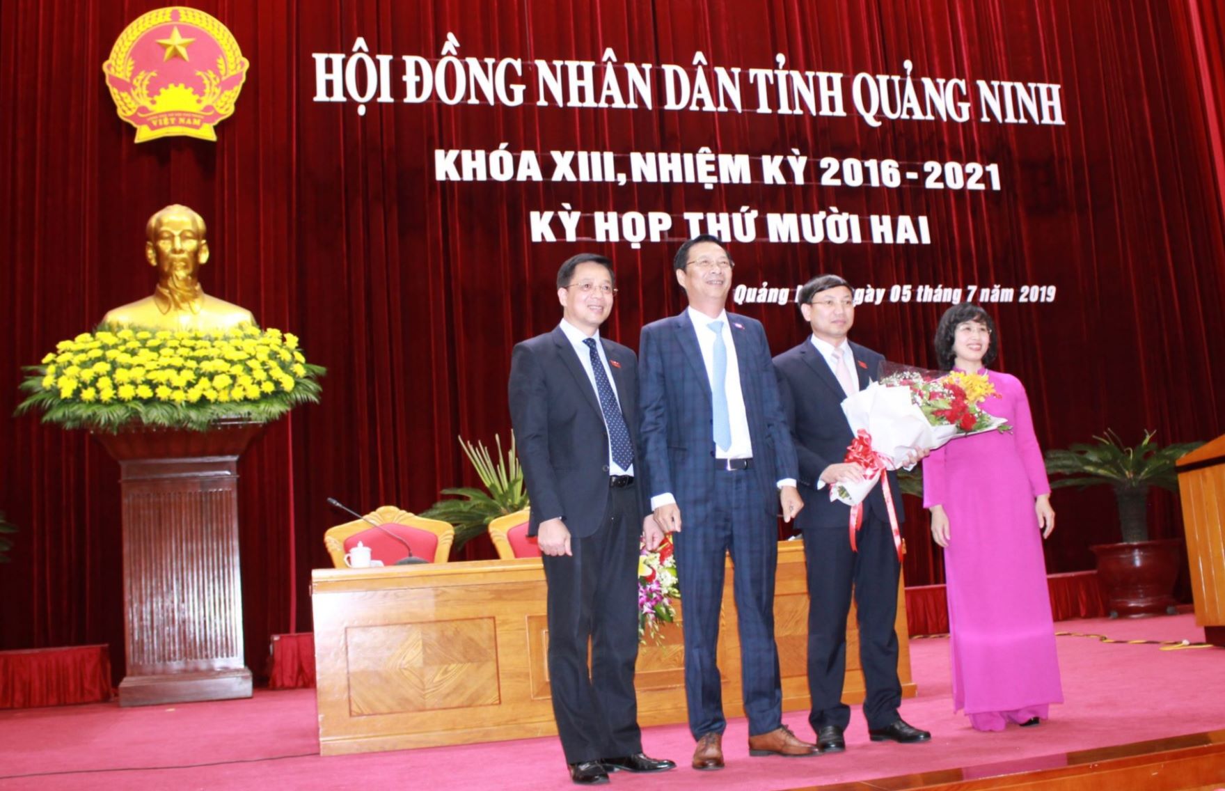Lãnh đạo tỉnh tặng hoa chúc mừng ông Nguyễn Xuân Ký, đứng thứ 2 từ phải sang được bầu giữ chức Chủ tịch HĐND tỉnh Quảng Ninh nhiệm kỳ 2016-2021. Ảnh Thanh Tân.