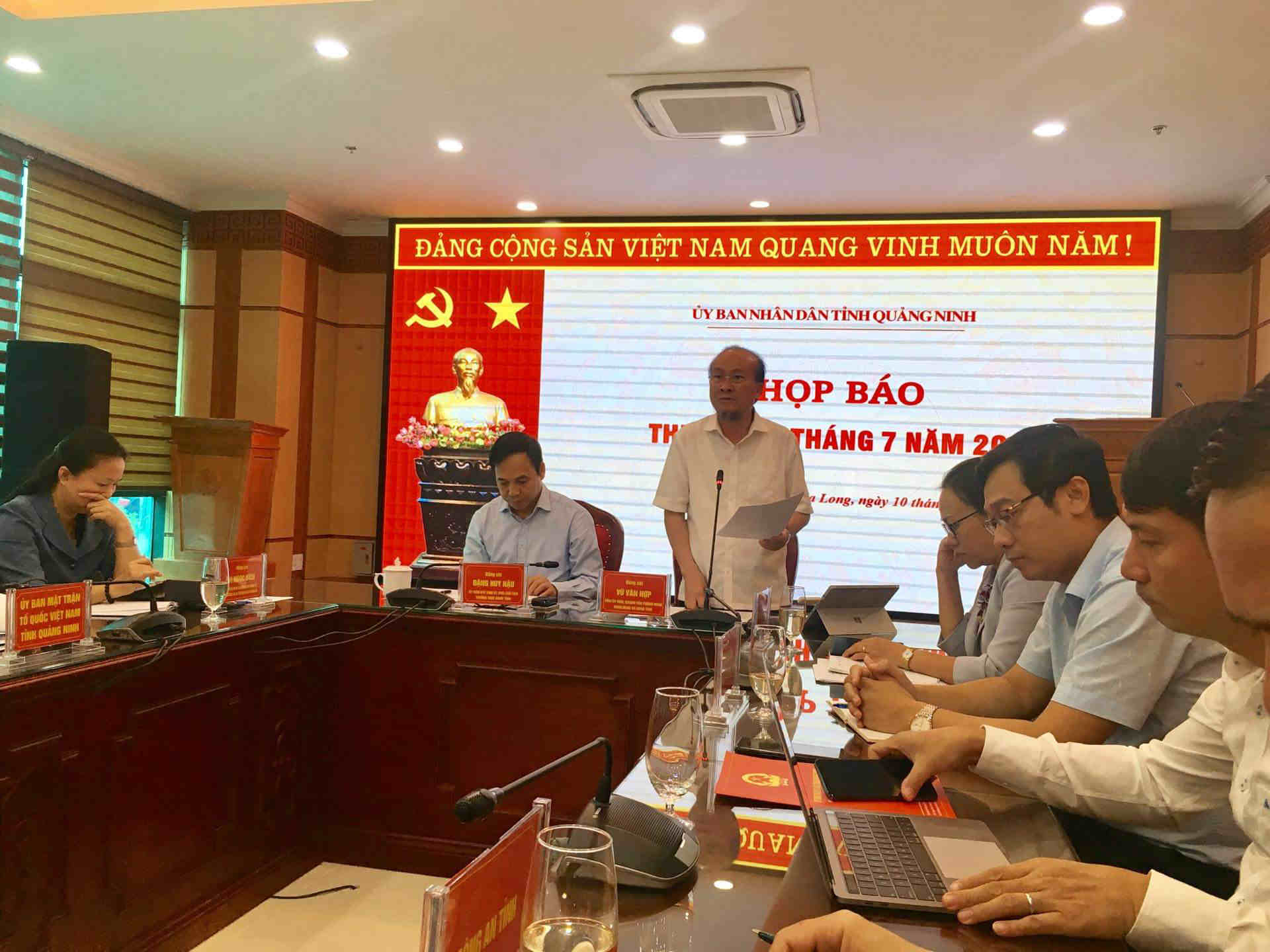 Ông Vũ Văn Hợp, Chánh văn phòng Đoàn ĐBQH - HĐND-UBND Quảng Ninh thông tin về tình hình phát triển kinh tế - xã hội nửa đầu năm 2019 của Quảng Ninh. Ảnh Thanh Tân.